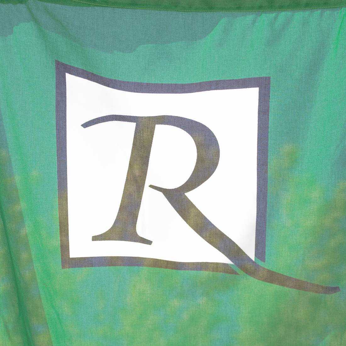 Fahne mit dem Ruster R