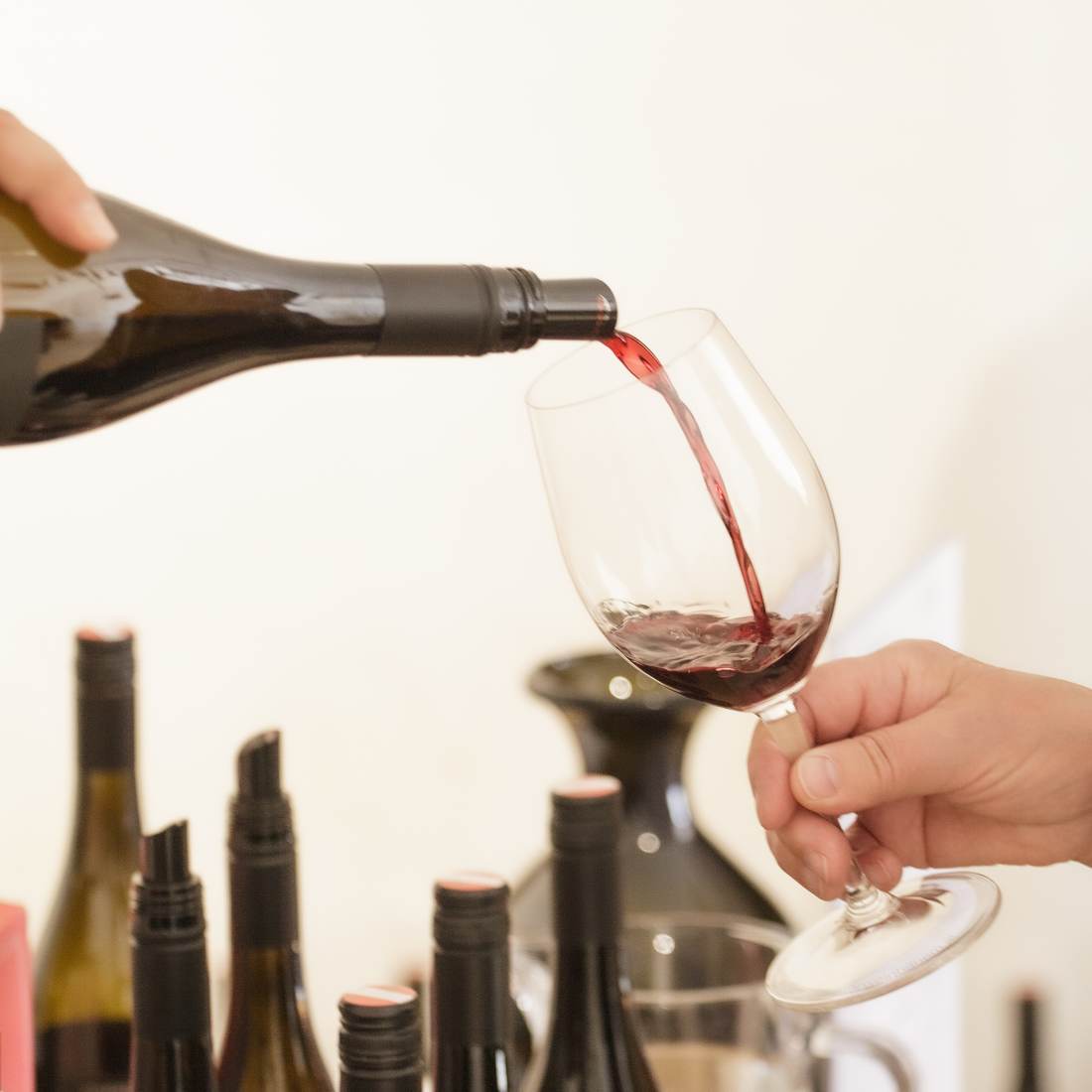 Rotwein wird ins Glas gegossen