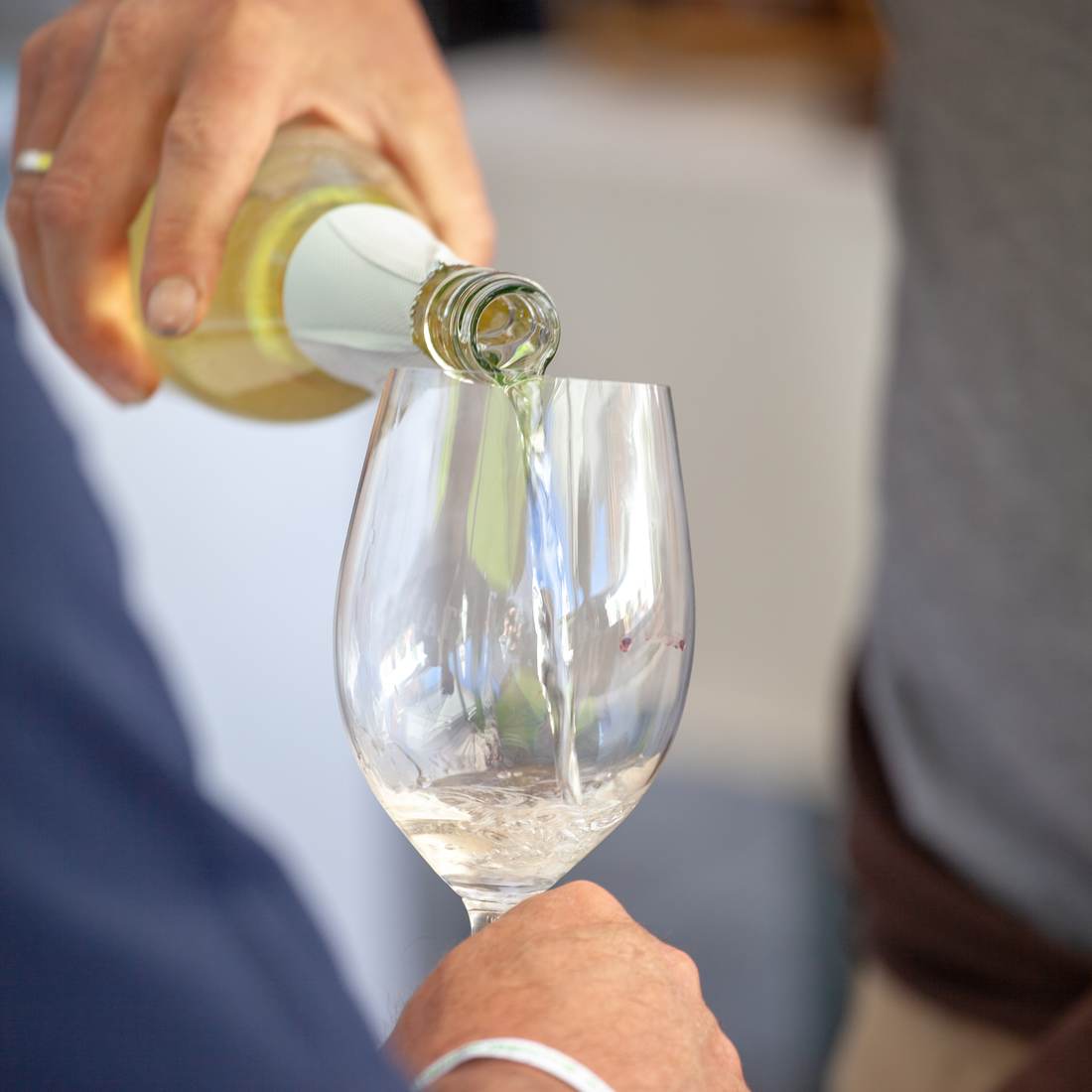 Weißwein wird eingeschenkt