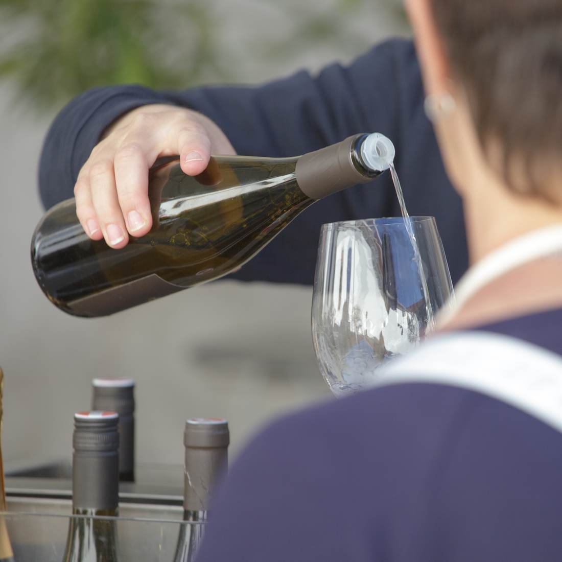 Winzer schenkt Wein aus